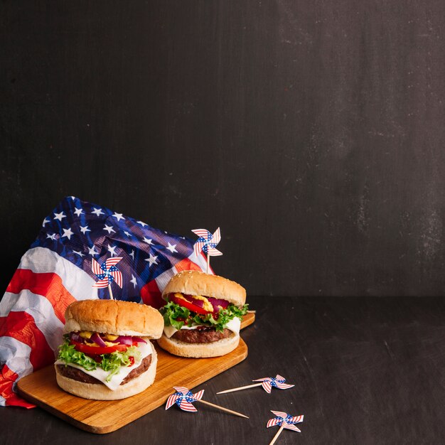 Hamburger-Komposition mit amerikanischer Flagge und Platz auf der rechten Seite
