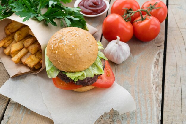 Hamburger leckere Pommes und Tomaten