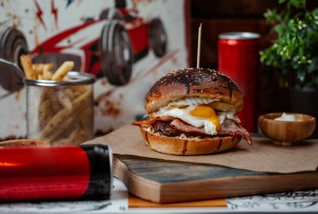 Hamburger mit Egg Benedict und Energy Drinks können