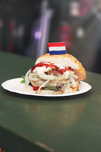 Hamburger mit einer niederländischen Flagge