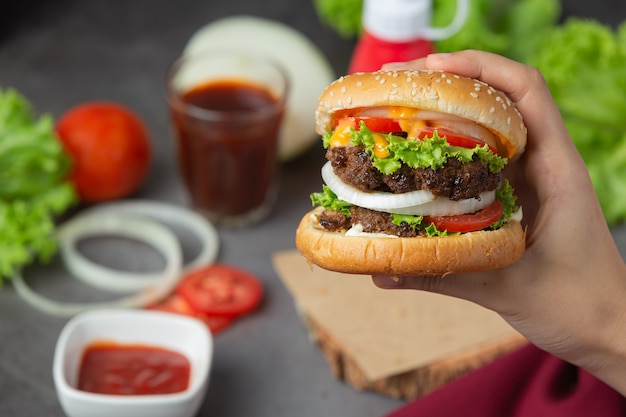 Hamburger mit gebratenem Fleisch, Tomaten, Gurken, Salat und Käse.