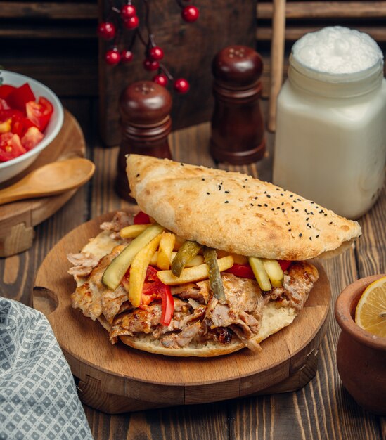 Hamburger mit Kebabfleisch, Tomate und Gurke