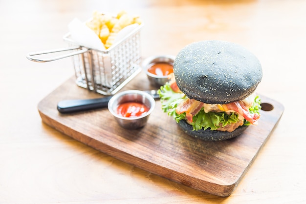 Hamburger mit Schwarzbrot