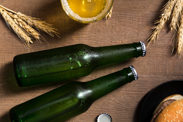 Kostenloses Foto hamburger und eine flasche bier