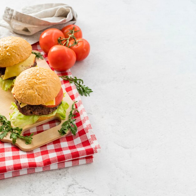 Hamburger und Tomaten mit Kopienraum