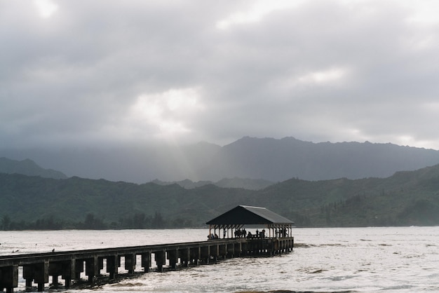 Hanalei Pier in Hawaii USA mit einem wolkigen grauen Himmel