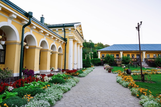 Hancu Klosterhof inmitten des Grüns in Moldawien