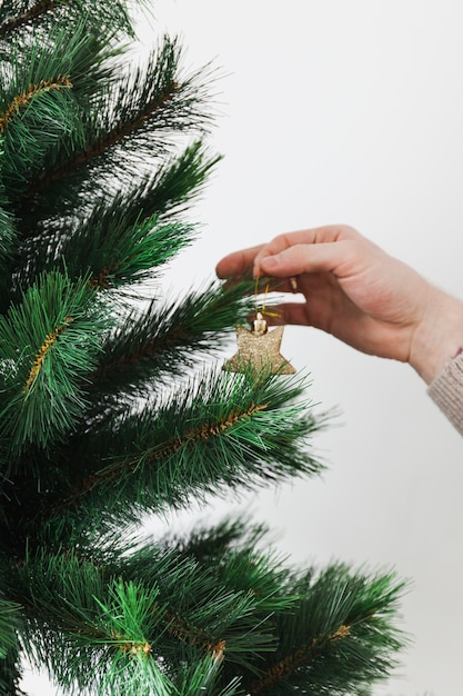 Hand dekorieren Weihnachtsbaum