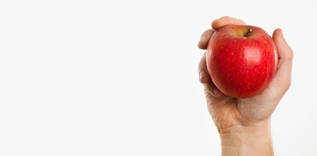 Hand, der Apfel mit Kopienraum hält