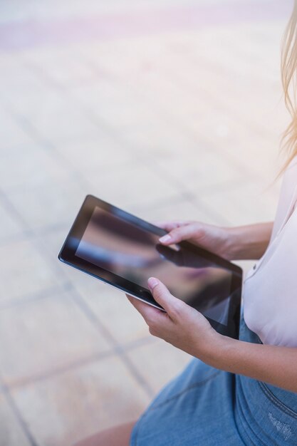 Hand der Frau unter Verwendung der digitalen Tablette