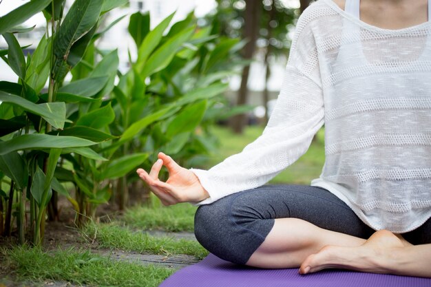 Hand der jungen Frau Gestikulieren Zen und meditieren