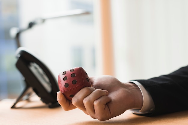 Hand des Geschäftsmannes mit Spielzeug