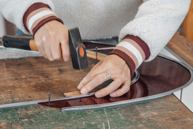 Hand des Glasmachermeisters bei der Arbeit