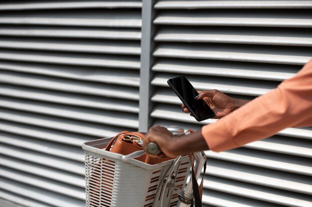 Hand des hohen Winkels, die Smartphone hält