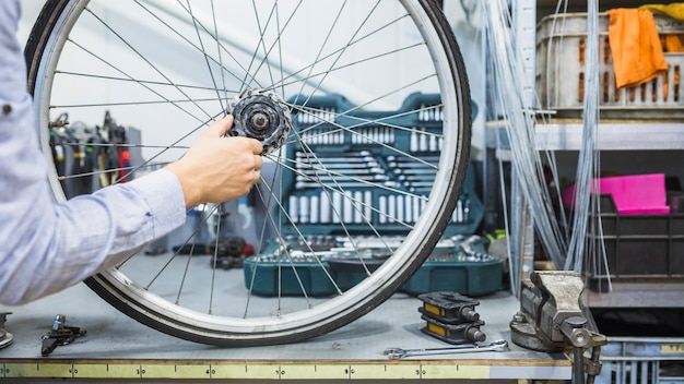 Hand des Mannes, die Rad des Fahrrades repariert