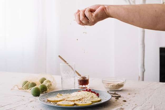 Kostenloses Foto hand, die belag auf nachtisch setzt