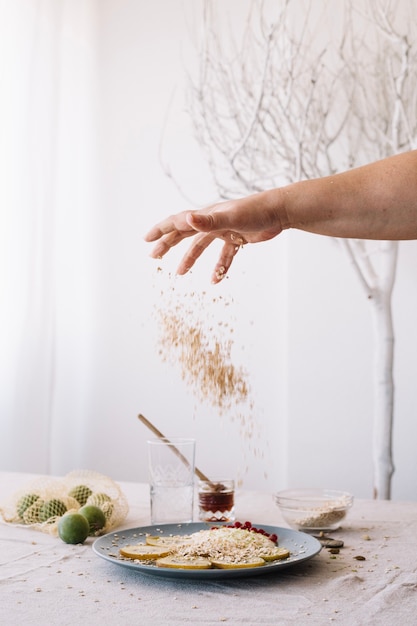 Kostenloses Foto hand, die belag auf nachtisch setzt