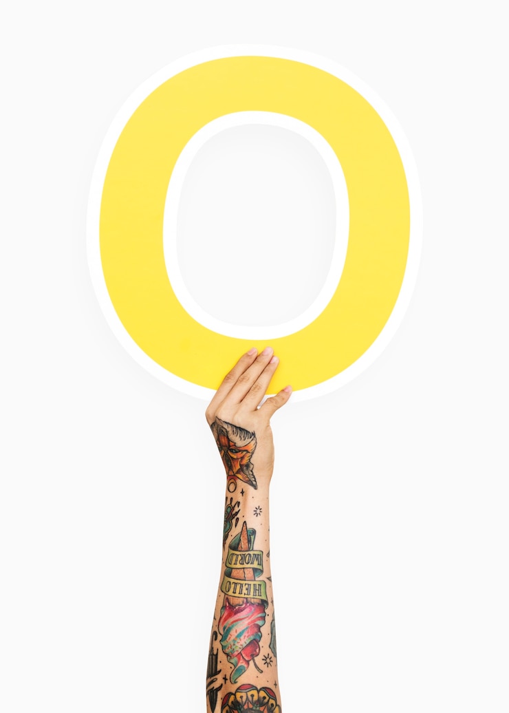 Kostenlose Foto hand, die den buchstaben o anhält
