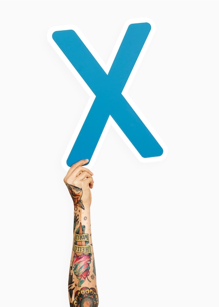 Hand, die den Buchstaben X hält