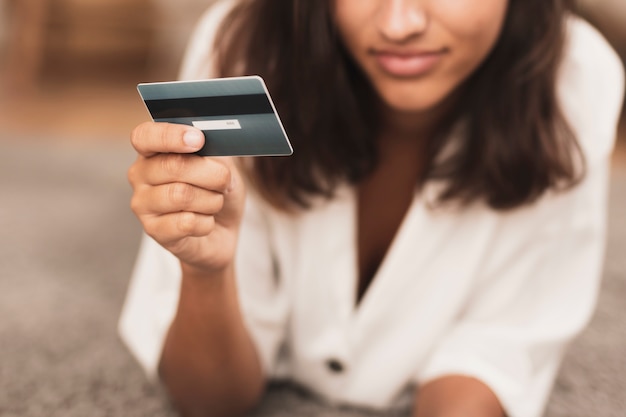 Kostenloses Foto hand, die eine bankkartennahaufnahme hält