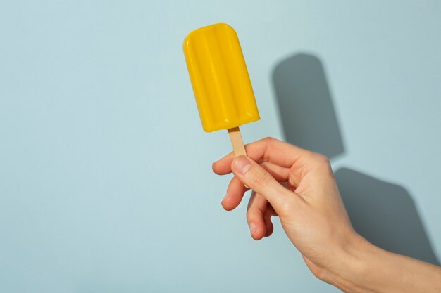 Hand, die Eiscreme-Popstickle hält