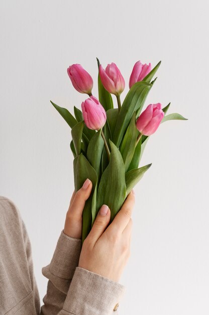 Hand, die elegante Blume hält