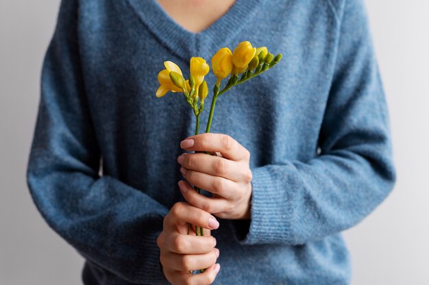 Hand, die elegante Blume hält