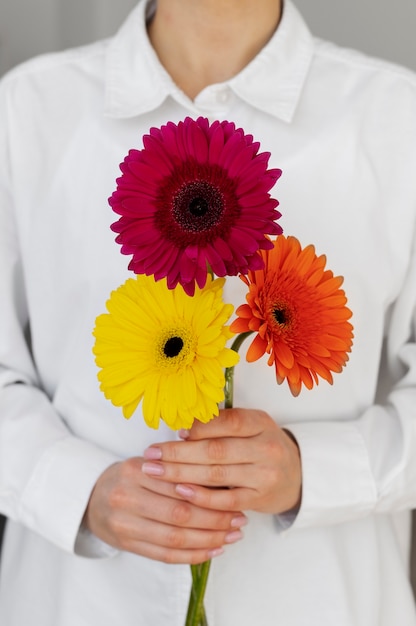 Kostenloses Foto hand, die elegante blume hält