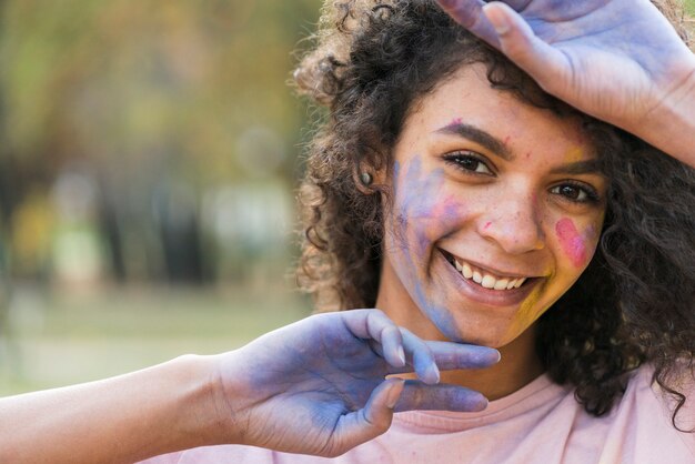 Hand, die Frau am Festival aufwirft