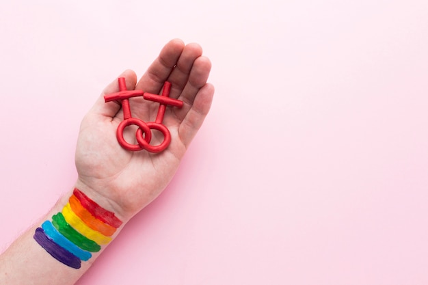 Hand, die homosexuelle weiblich-weibliche Symbole hält