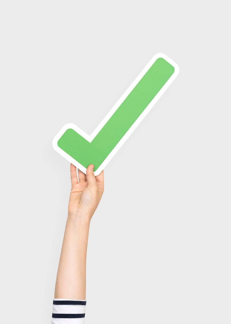 Kostenlose Foto hand, die kontrollsymbol hält
