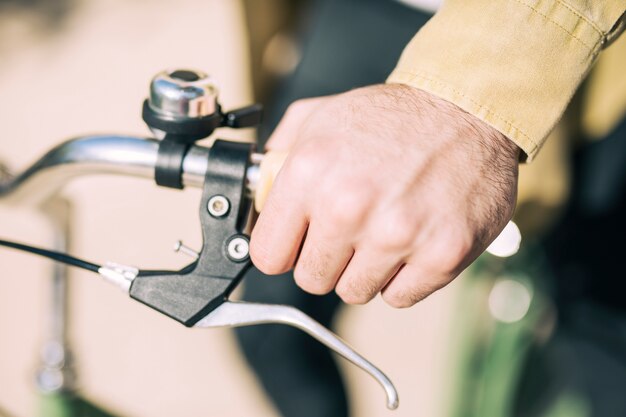 Hand, die Lenkstangen eines Fahrrades hält