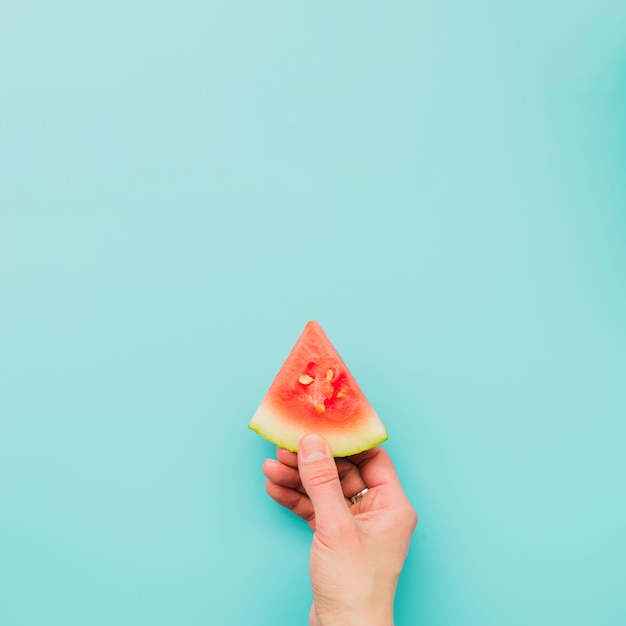 Hand, die Scheibe der Wassermelone hält