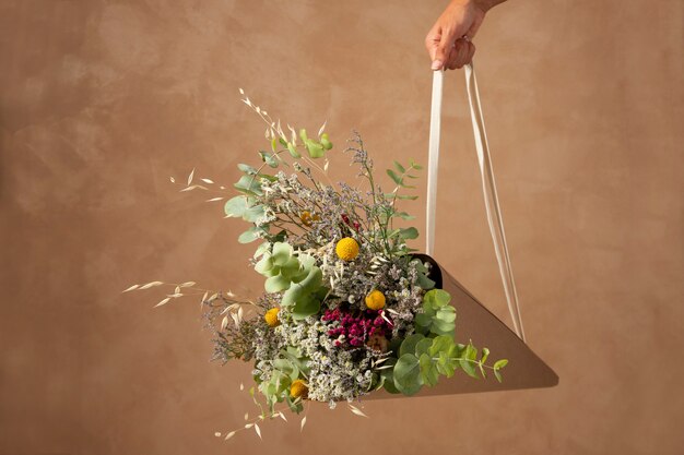 Hand, die schönen Blumenstrauß hält