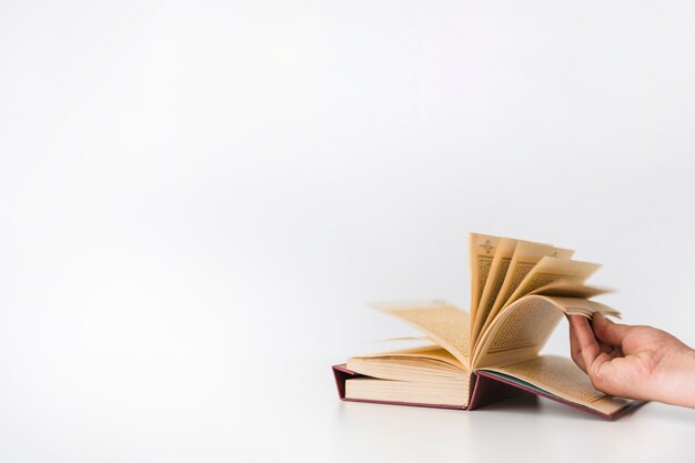 Hand, die Seiten des Buches dreht