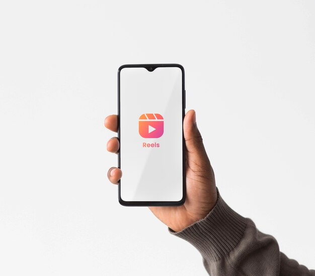 Hand, die Smartphone mit weißem Hintergrund hält