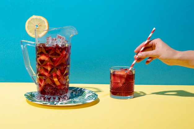 Hand, die Stroh für Sangria hält