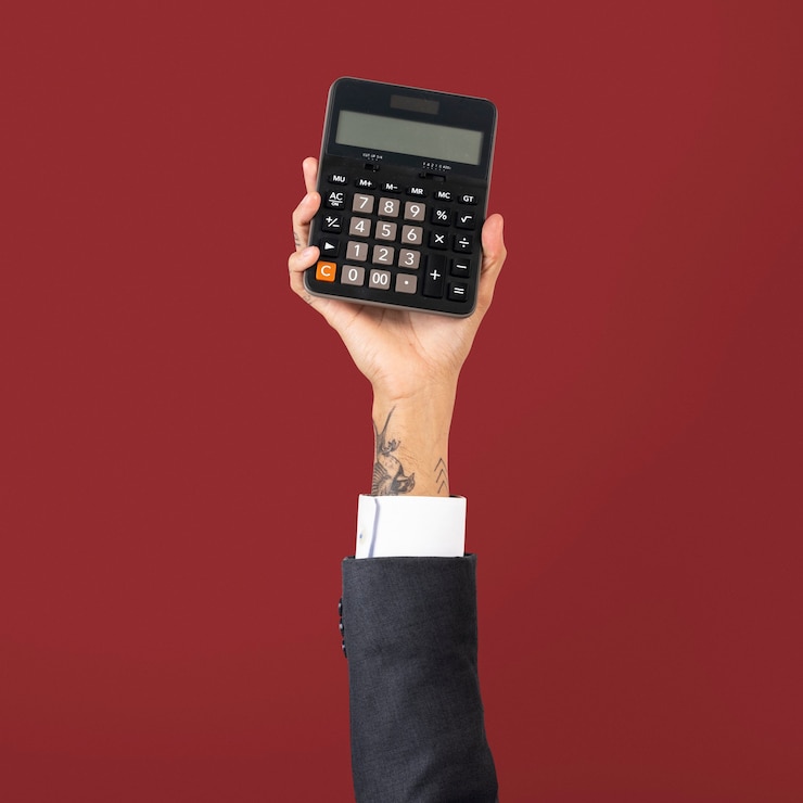 Kostenlose Foto hand, die taschenrechner im finanzkonzept hält