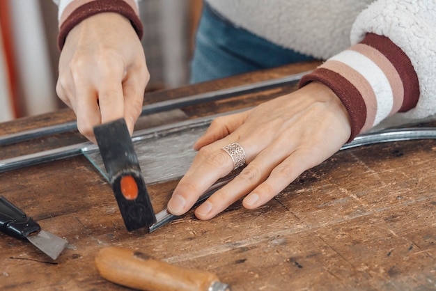 Hand einer Glasmachermeisterin