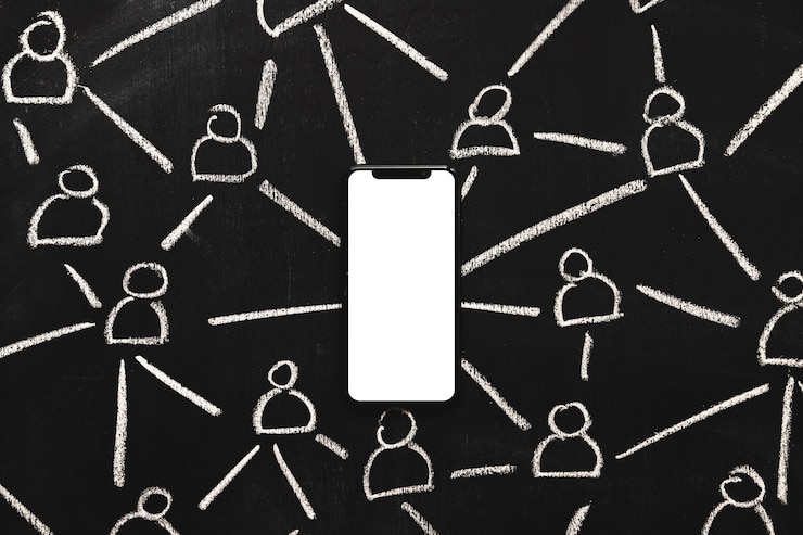 Kostenlose Foto hand gezeichnete zahlen schlossen durch leeres weißes mobiltelefon auf tafel an