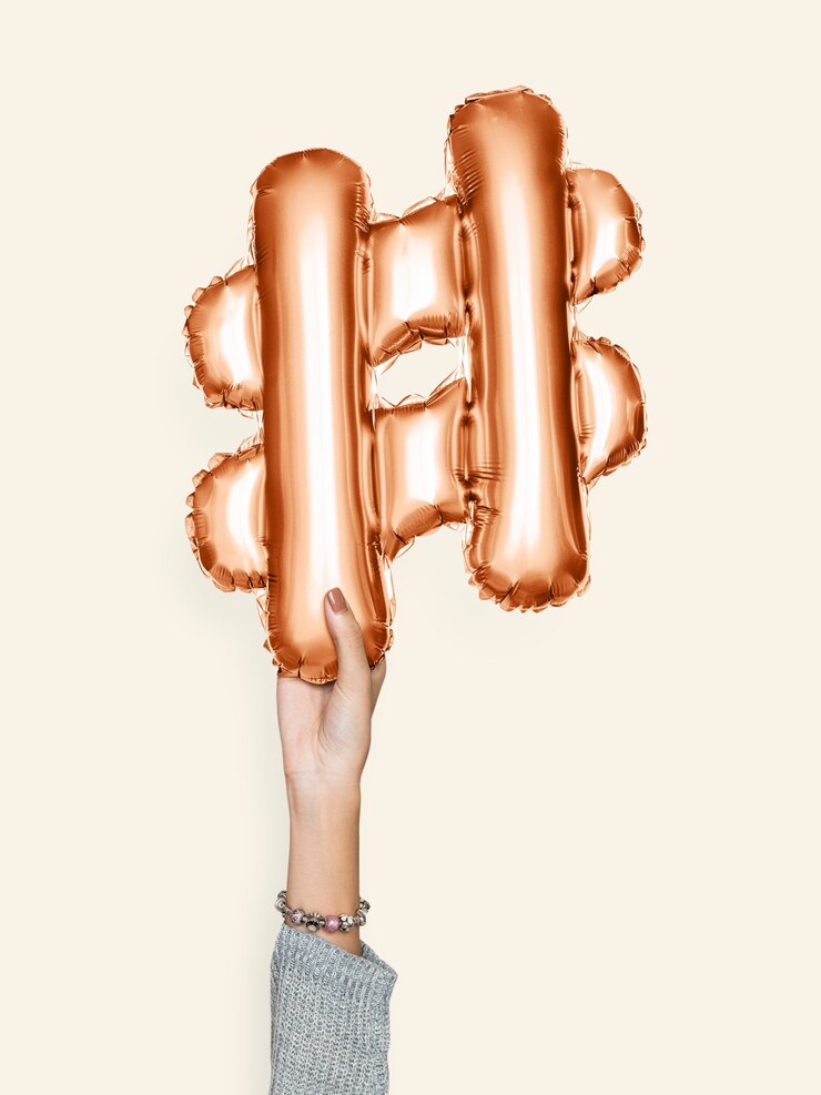 Kostenlose Foto hand hält ballonsymbol hashtag #