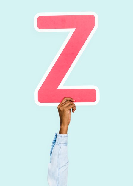 Hand hält den Buchstaben Z