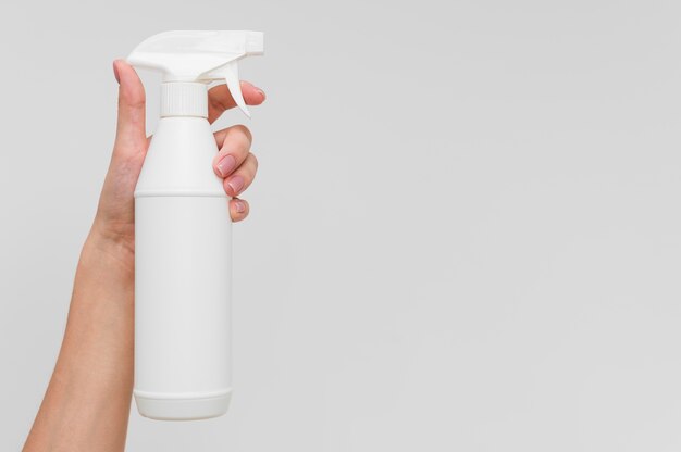 Hand hält Desinfektionsmittel in Flasche mit Kopierraum