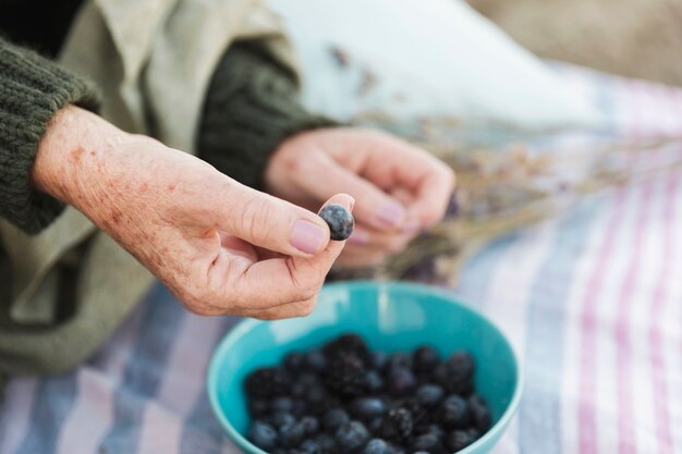 Hand hält frische Blaubeere