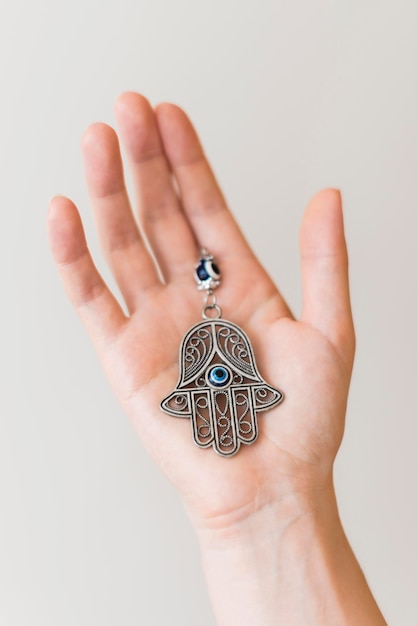 Hand hält Hamsa Anhänger