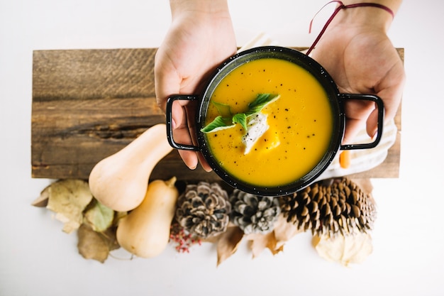 Hand hält heiße Suppe