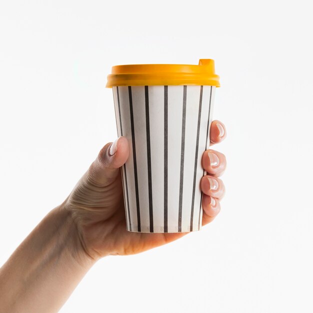 Hand hält Kaffeetasse