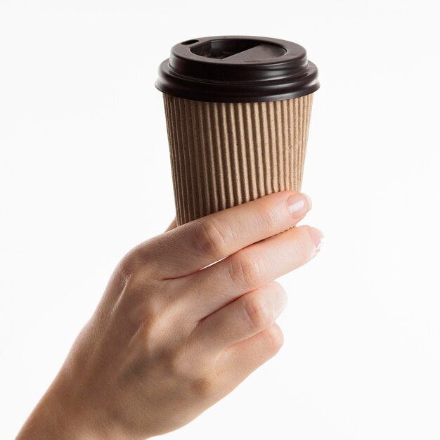 Hand hält Kaffeetasse