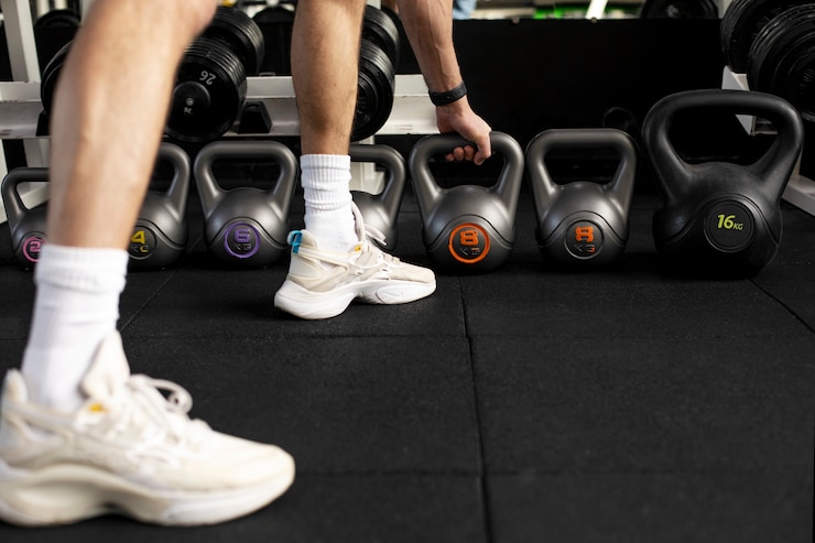 Kostenlose Foto hand hält kettlebell aus nächster nähe