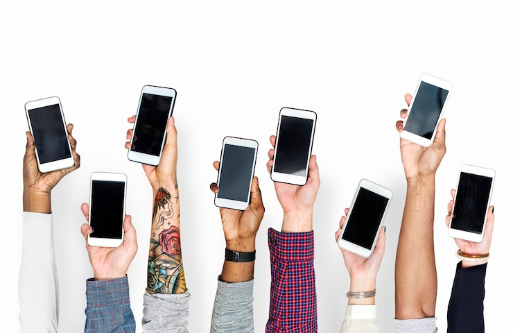 Kostenlose Foto hand hält mobiltelefone isoliert